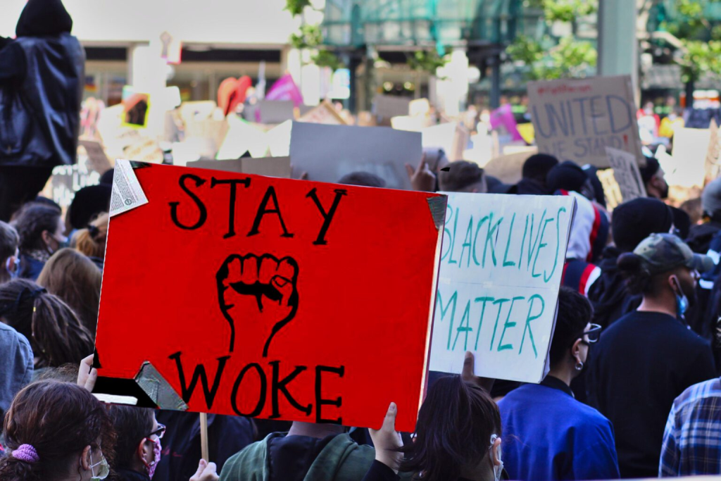 une pancarte "stay woke" dans une manifestation